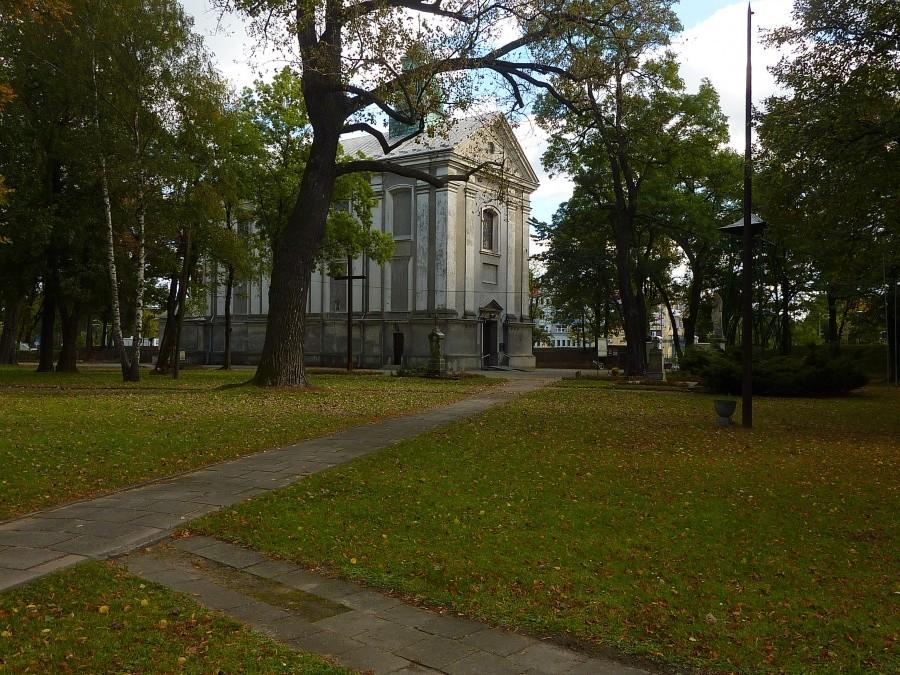 Kościół pw. św. Wawrzyńca otoczony wałami Reduty Wolskiej