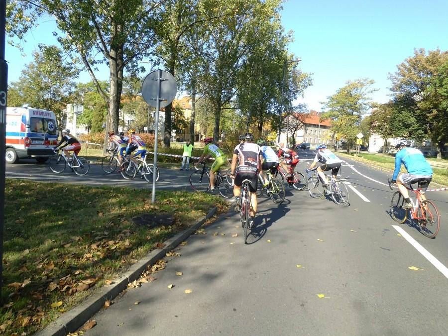 XII Zabrzański Szosowy Wyścig Rowerowy: któryś z kolei objazd trasy za karetką