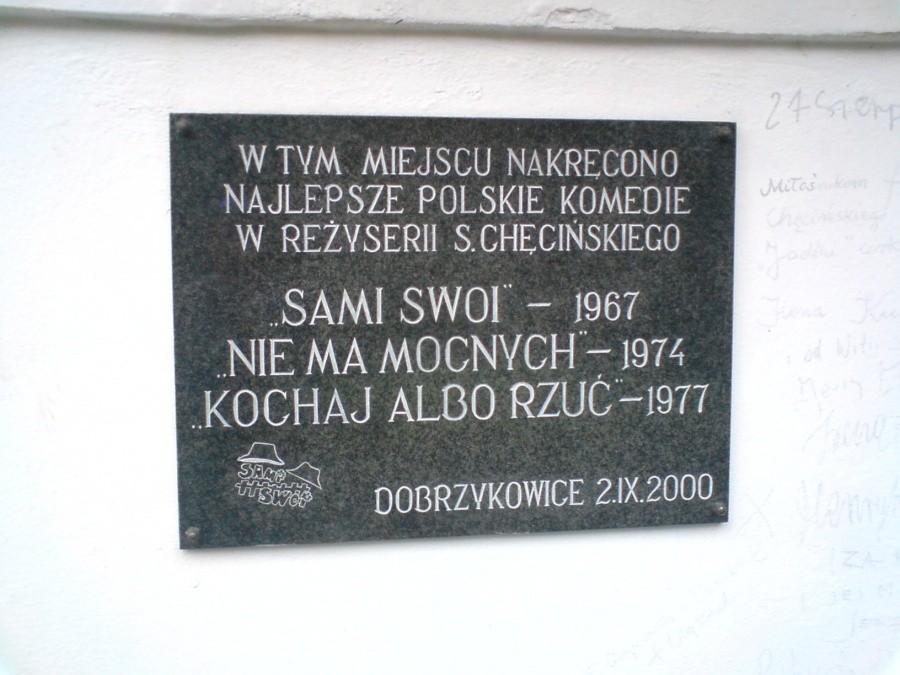 Tablica pomiędzy domami
