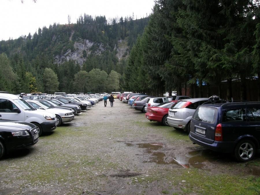 Parking (20 zł !) przed szlakiem na Morskie Oko wypełnił się do ostatniego miejsca
