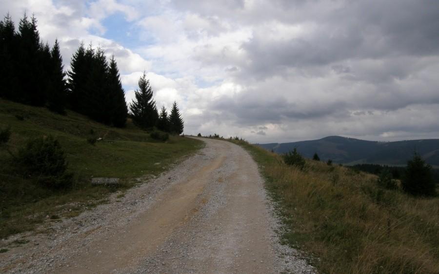 Początkowo jakieś 5 km jedzie się po dobrym szuterku do góry