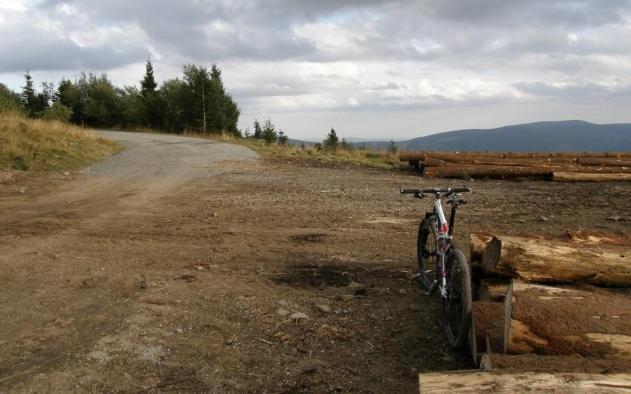 Na 1450 m zaczyna się stary asfalt z barierkami by nie spaść w dół
