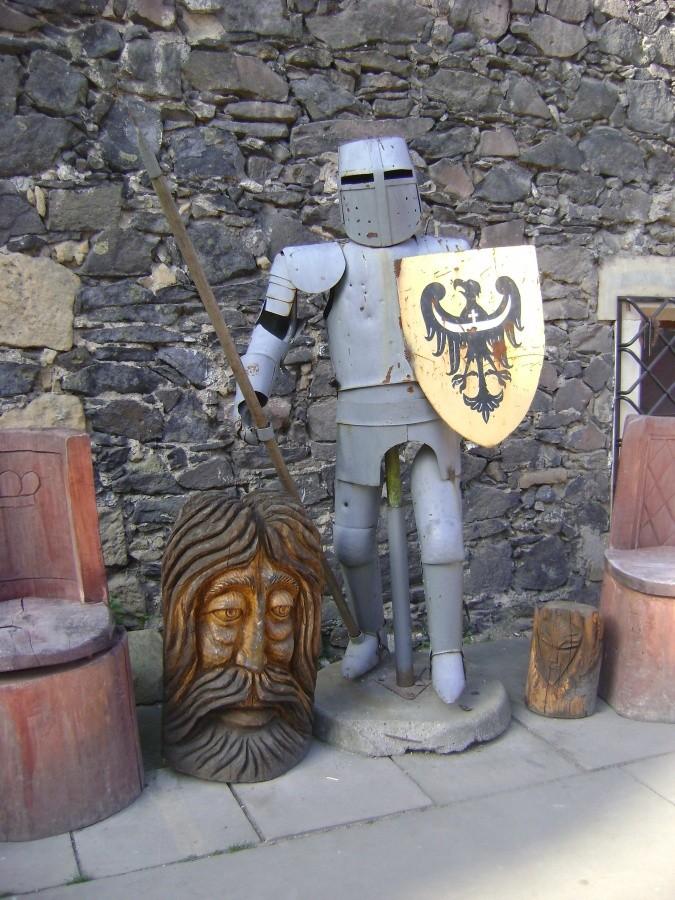 Zbroja rycerska na zamku.
