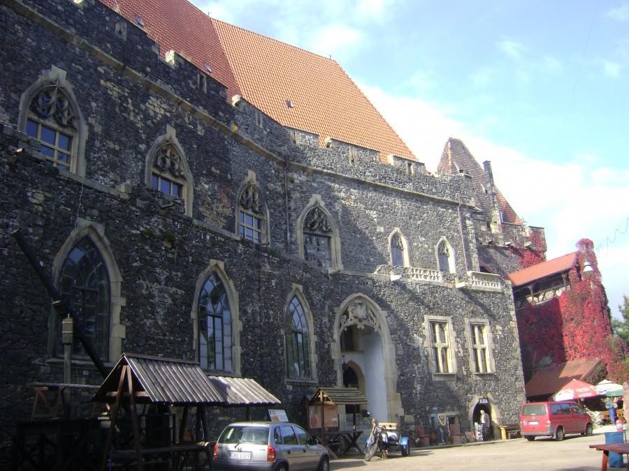 Panorama na mury i wejście główne.