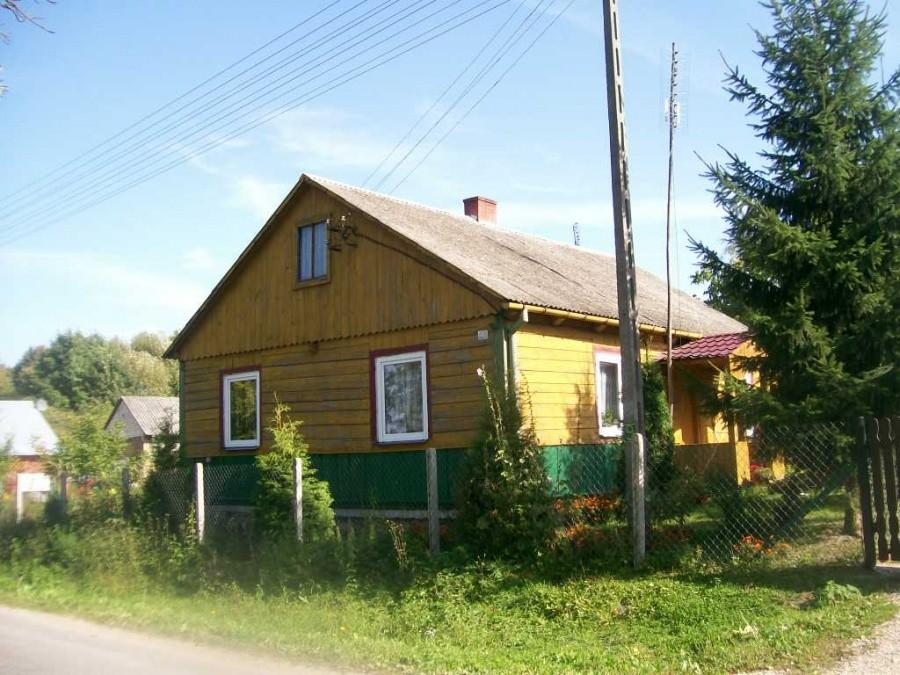 drewniana zabudowa w okolicach Bukowna i Radzanowa - domy stoją szczytami do ulicy