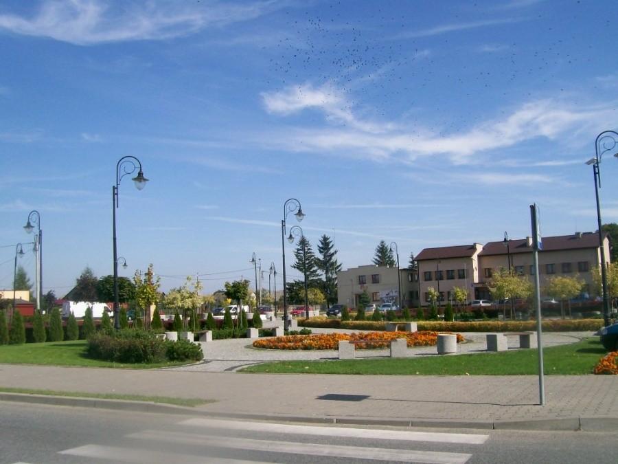 Przed kawiarenką był wystawiony stoliczek, przy nim krzesełka a z nich taki widok na park i urząd gminy w Potworowie