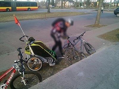 Niestandardowe użycie przyczepki dziecięcej
