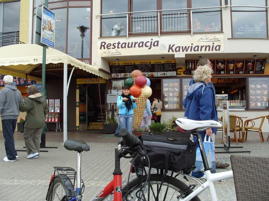 I o tym mowa gofry wyładowane po czubek serem i soczystymi owocami ;). Idą idą idą ;))