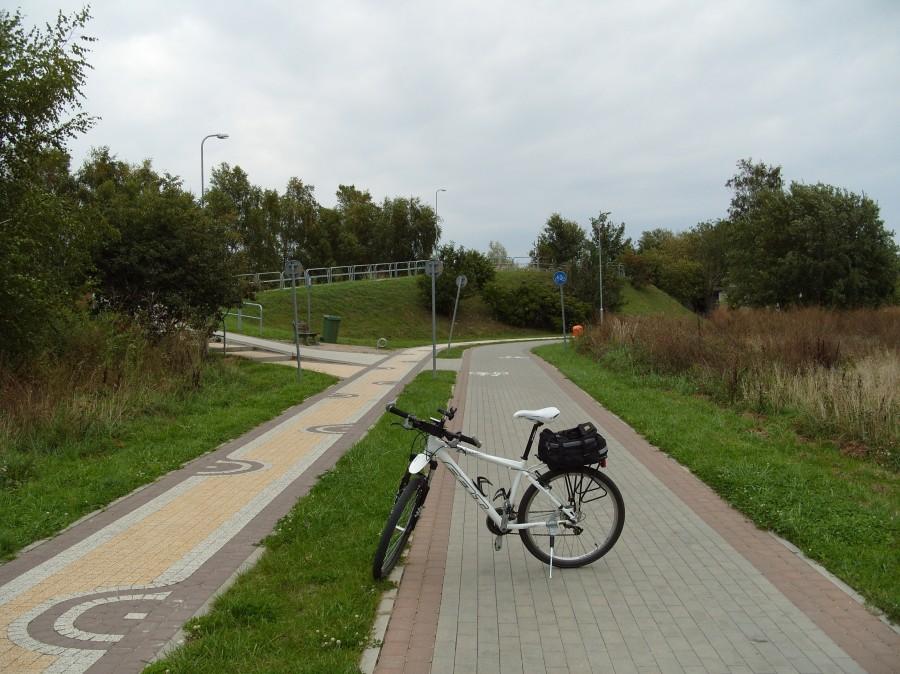 Na tej ścieżce rowerowej mogłem sobie poszaleć wieczór ludzi brak tylko jeden rowerzysta którego pozdrawiam i który jechała za mną ładne 4 km, później pewnie miał dość wariata ;).