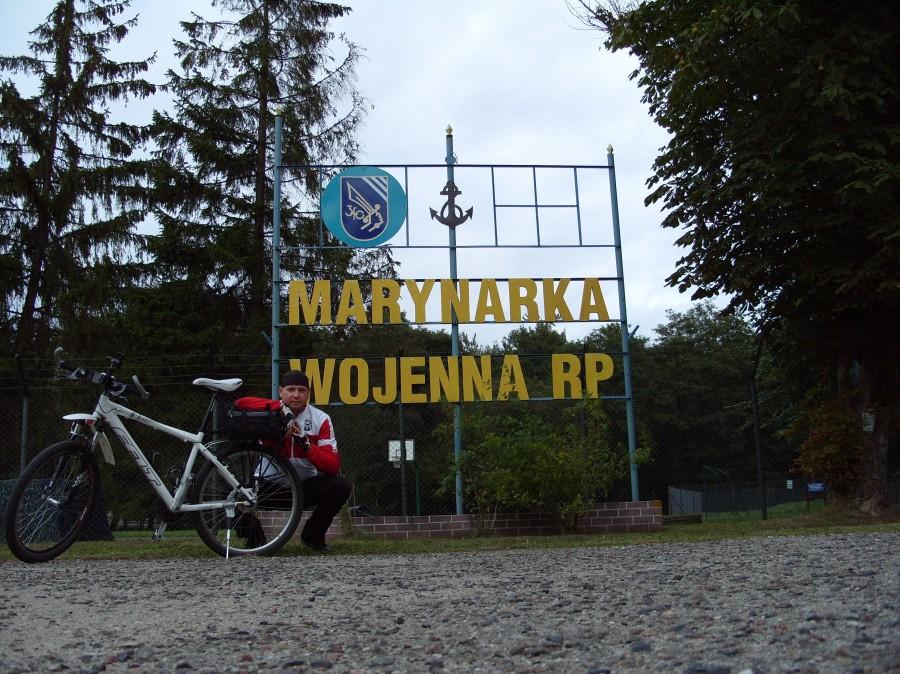 Za Ustroniem trafiłem na marynarkę wojenną, oczywiście same zakazy, zakaz fotografowania, przekraczania ogrodzeń ;) palenia i picia ;) jak tu żyć ;)).