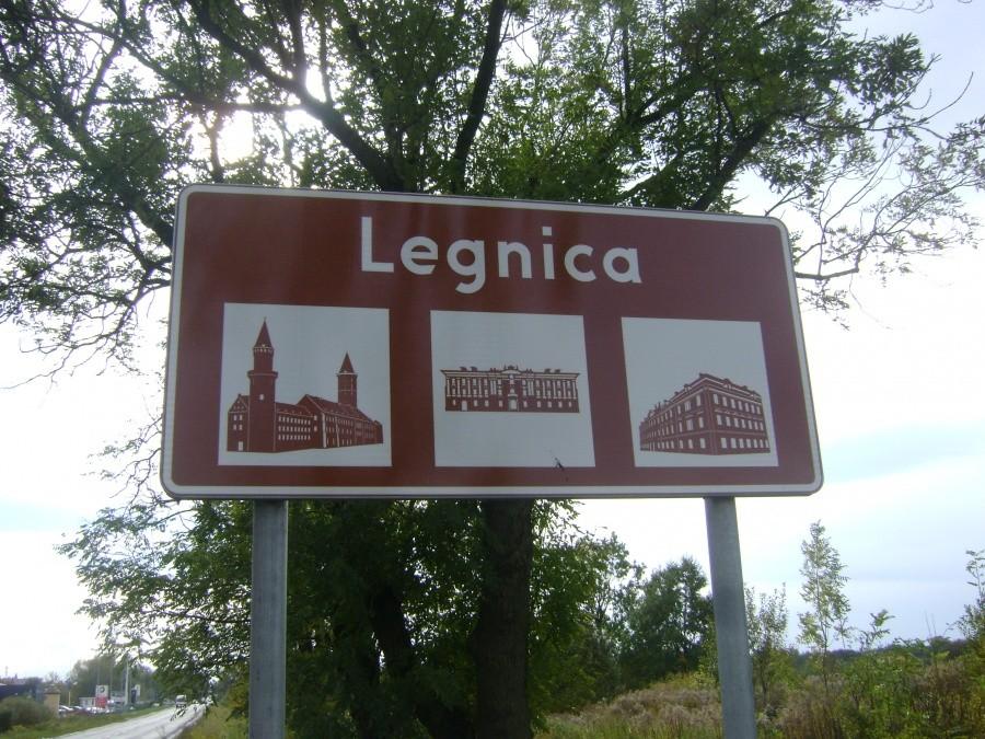 Znak powitalny przed Legnicą.