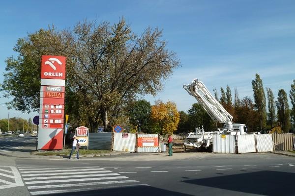 Dziura w ziemi. Tu jeszcze kilka dni temu stała stacja benzynowa.