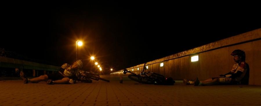 Padnięci bikerzy, a do pokonania jeszcze jeden podjazd ...
