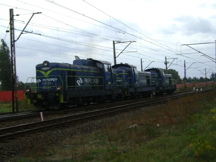 SM42-093+SM42-XXX+SM42-935 przejeżdżają przez Tomaszów Mazowiecki