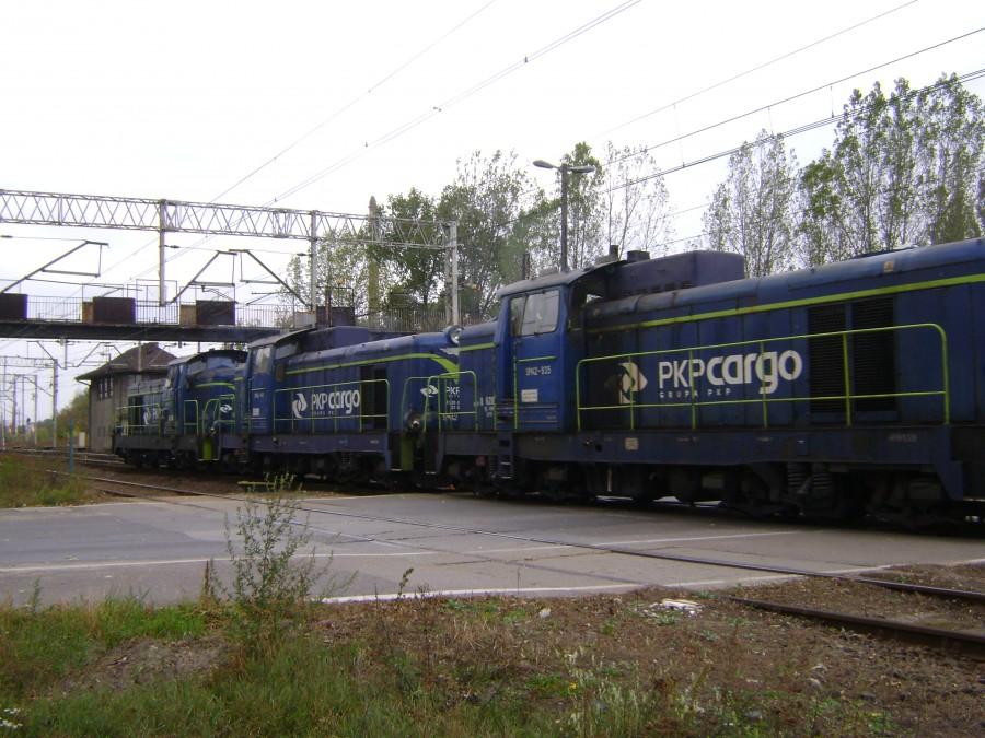 SM42-093+SM42-XXX+SM42-935 przejeżdżają przez Tomaszów Mazowiecki