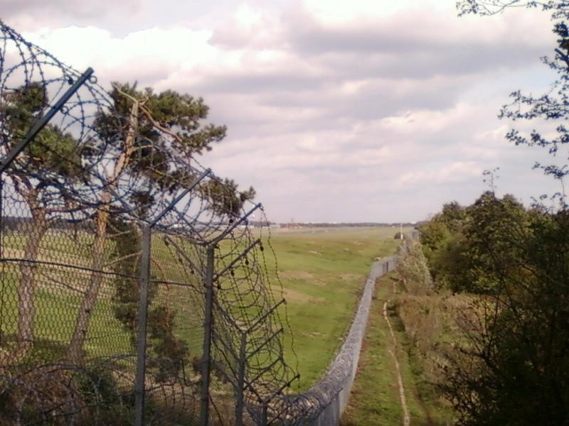 Ścieżka wzdłuż lotniska