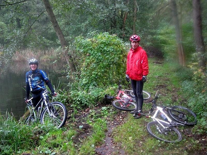 Seby Trek bierze kąpiel w leśnym stawku.