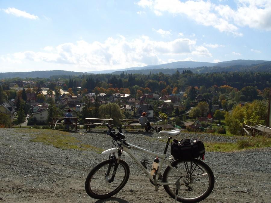 Przed podjazdem szlakiem niedźwiadka mała panorama na Polanicę.