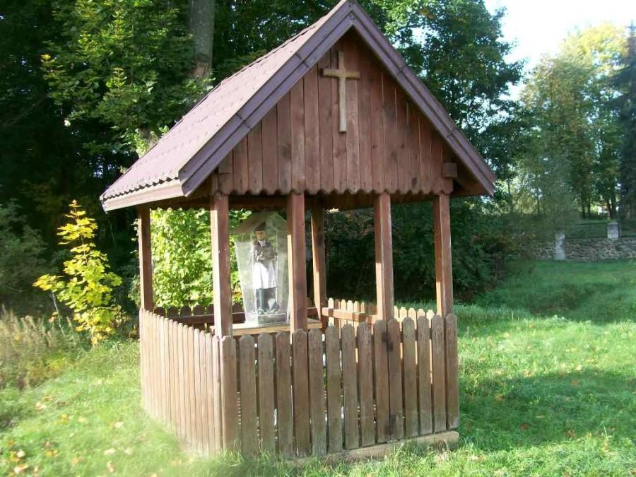 Nepomuk w gustownej drewnianej kapliczce= nie pada na niego deszcz, nie świeci mu słońce. Nie każdy święty ma tak dobrze