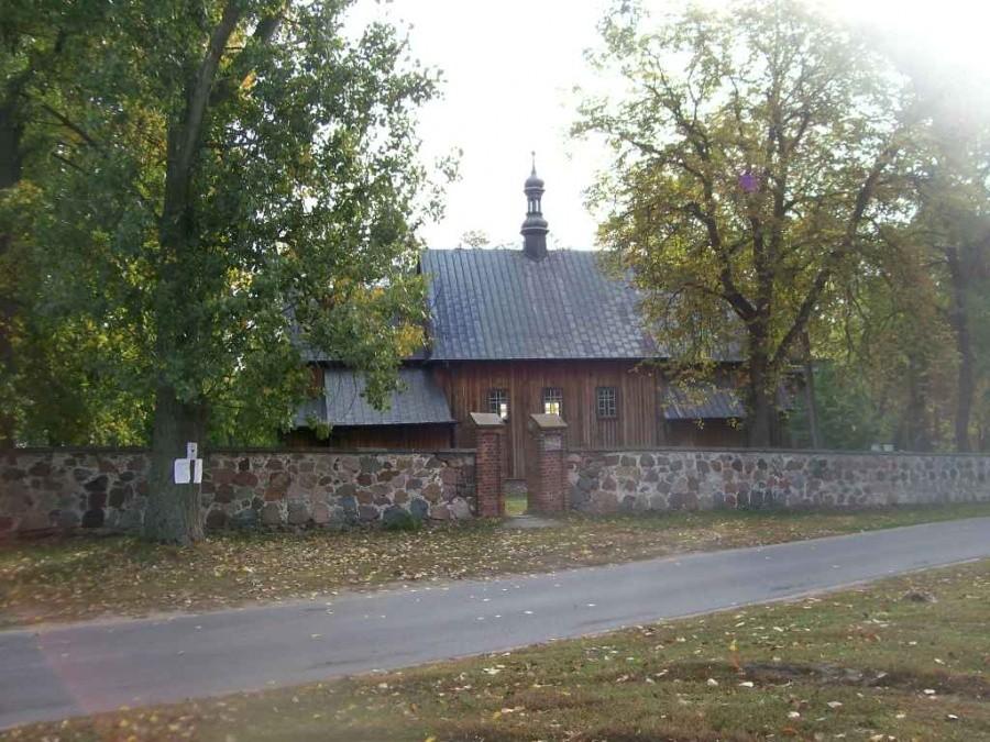 kościół w Jasionnej, całkiem nowy bo z 1994 roku, choć pierwszy jaki tu powstał sięga do początku XIV wieku