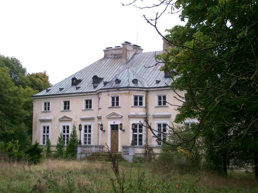 niestety pałac w Świdnie pomimo posiadania własciciela popada w ruinę.