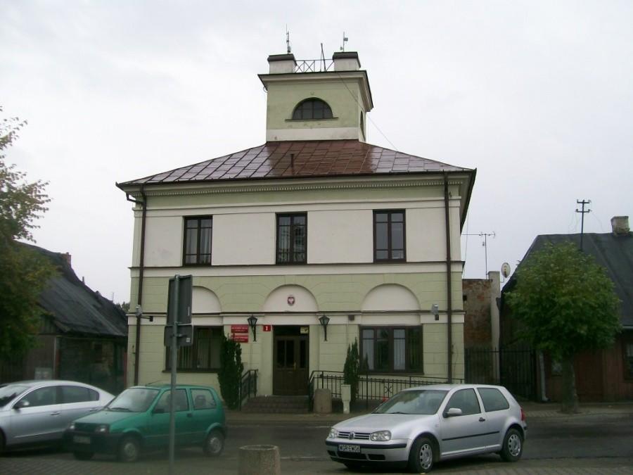 klasycystyczny ratusz w Mogielnicy