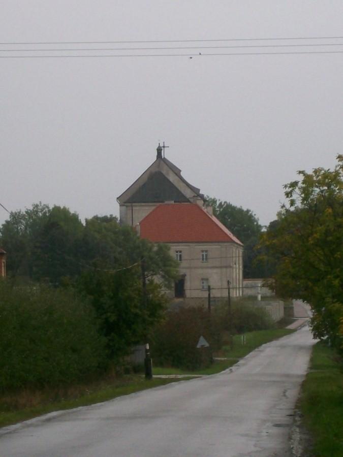 kościół w Łęczeszycach widziany od zachodu