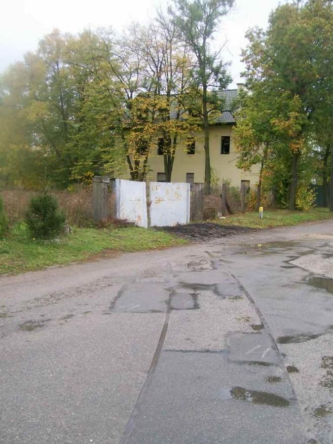 bocznica do młyna, tory zachowały się jeszcze w jezdni, natomiast za bramą...