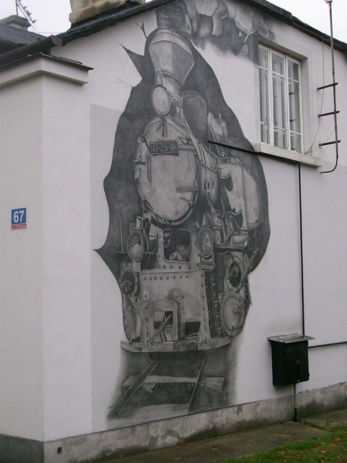 ciekawe grafiti na ścianie domu przy Laskowej
