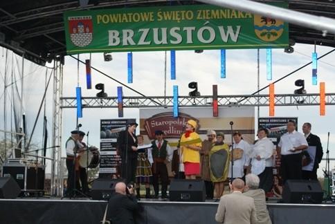 śpiewanie na scenie :) pieśń o frytkach właśnie zabrzmiała