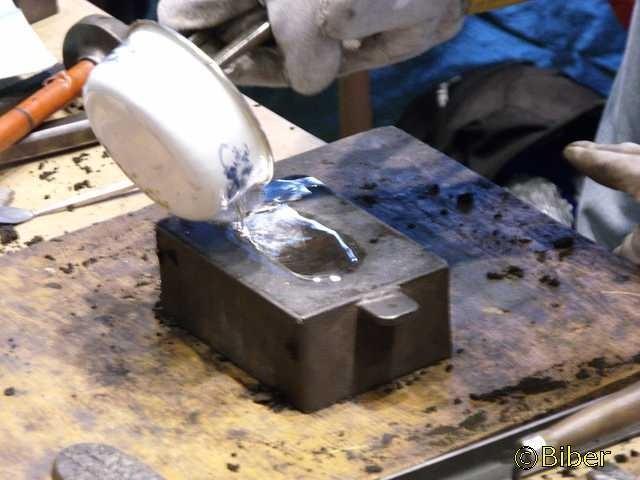 6. Zalewamy formę metalem (tu: cyną)