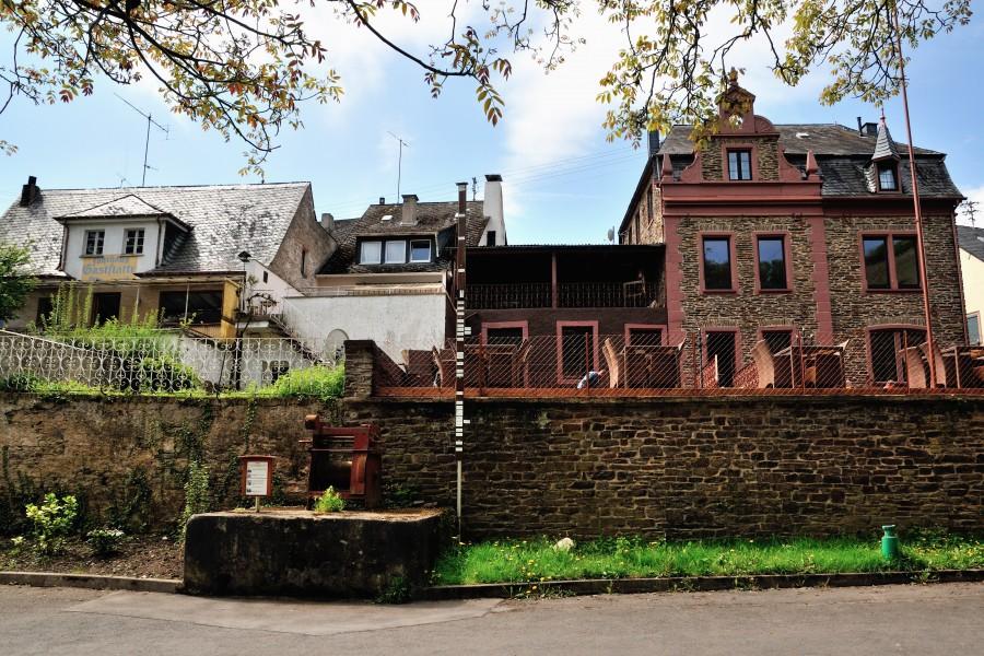 Pünderich - wskaźnik poziomu wód ze wskazaniem najwyższego w historii poziomu.