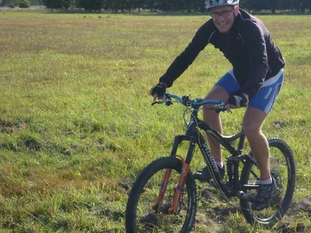 Łąka zryta przez dziki, a ten jedzie jak po asfalcie