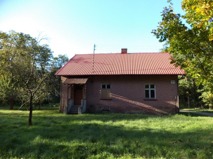 Trawa przystrzyżona, drzewka owocowe przycięte, ale budynek pusty...