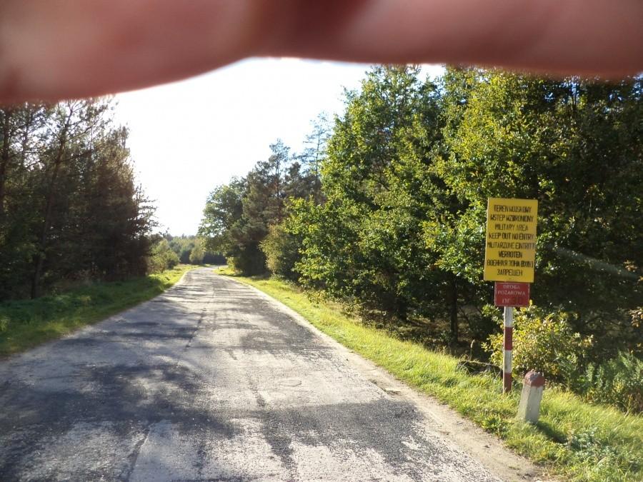Zaraz za wsią Trzebów granica poligonu i zakazy wjazdu...