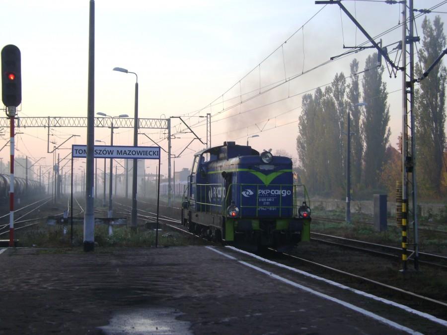 SM42-691 na wyjeździe ze stacji Tomaszów Mazowiecki
