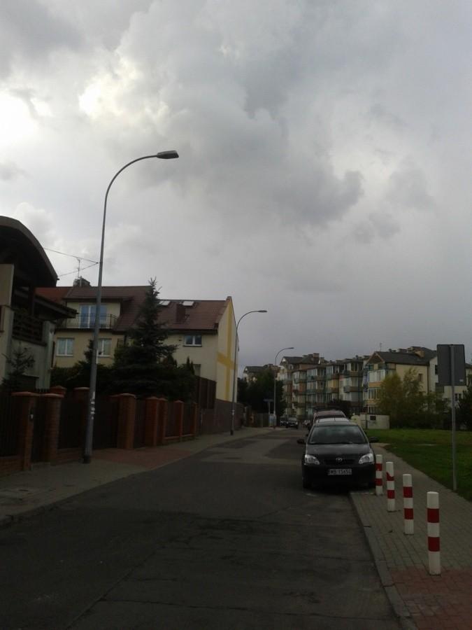 Ciemne chmury szybko zasnuły niebo