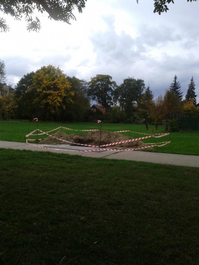 Na terenie wokół stadionu ktoś coś kopie