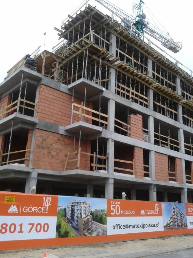 Blok na budowie urósł trochę przez dwa tygodnie