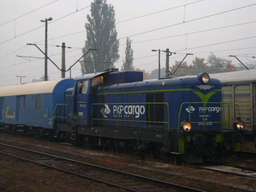 SM42-606 prowadzi skład z przekroczoną skrajnią uchwycony na dworcu w Tomaszowie Maz