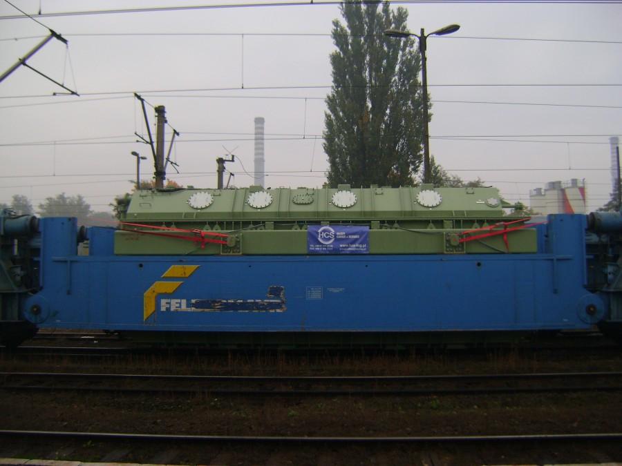 Ładunek ze znacznie przekroczona skrajnią transportowany przez SM42-606
