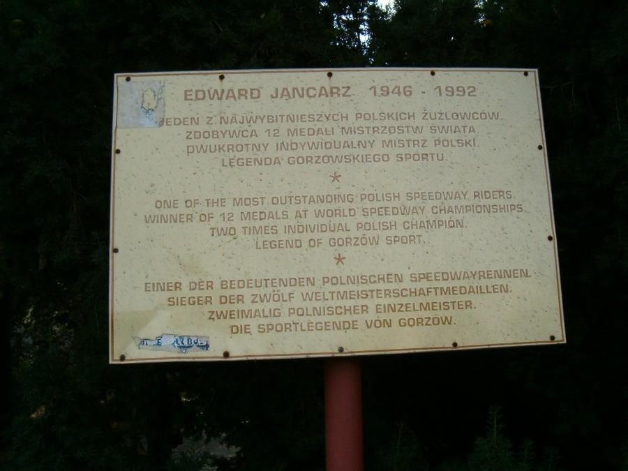 Dookoła Polski. Tablica informacyjna o Edwardzie Jancarzu w Gorzowie Wlkp.