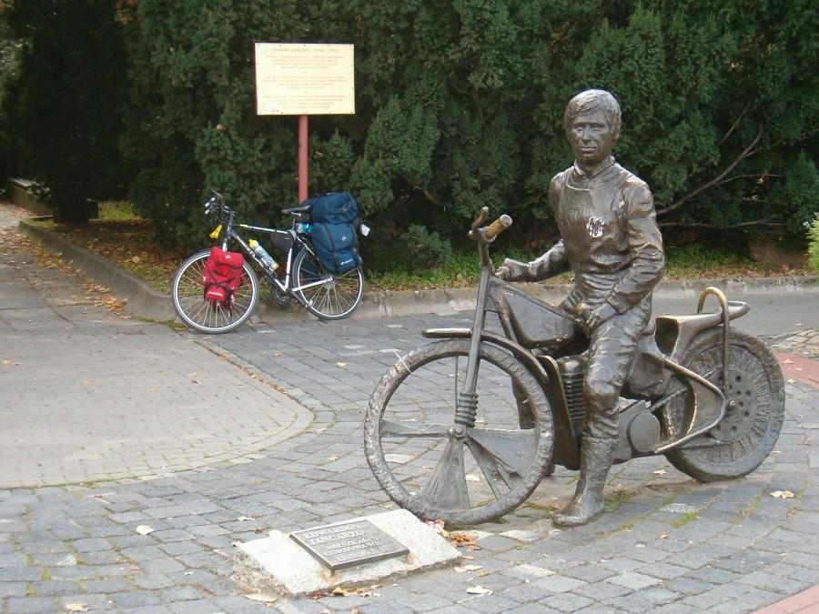 Dookoła Polski. Pomnik Edwarda Jancarza w Gorzowie Wlkp.