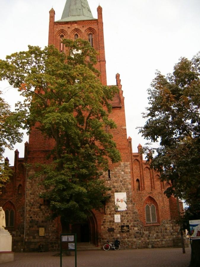 Dookoła Polski. Widok z ulicy na kościół pw.Niepokalanego Serca NMP w Barlinku.