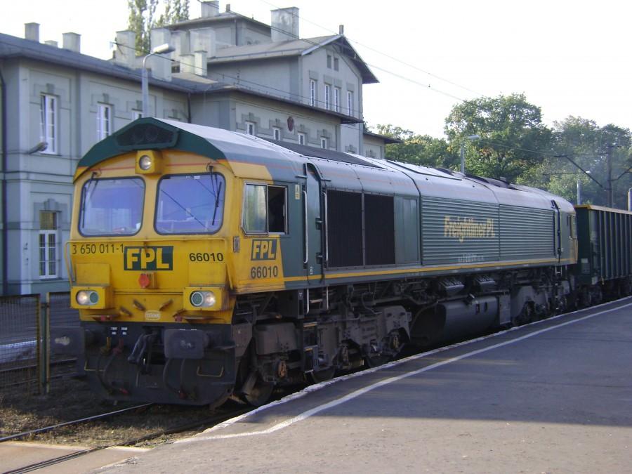 Class 66010 Freightliner PL na dworcu w Tomaszowie Mazowieckim
