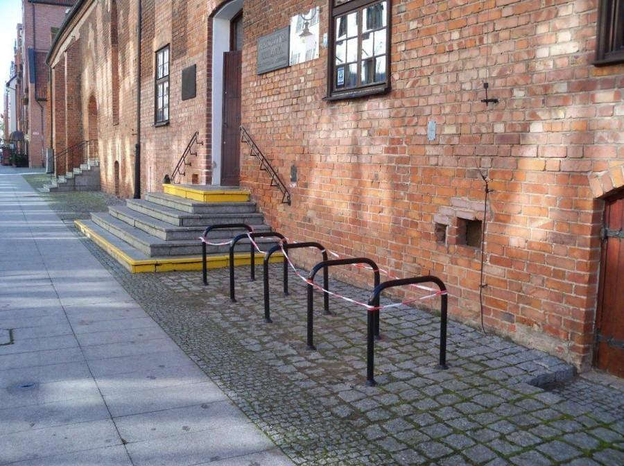 BIBLIOTEKA ELBLĄSKA-NOWE STOJAKI ROWEROWE