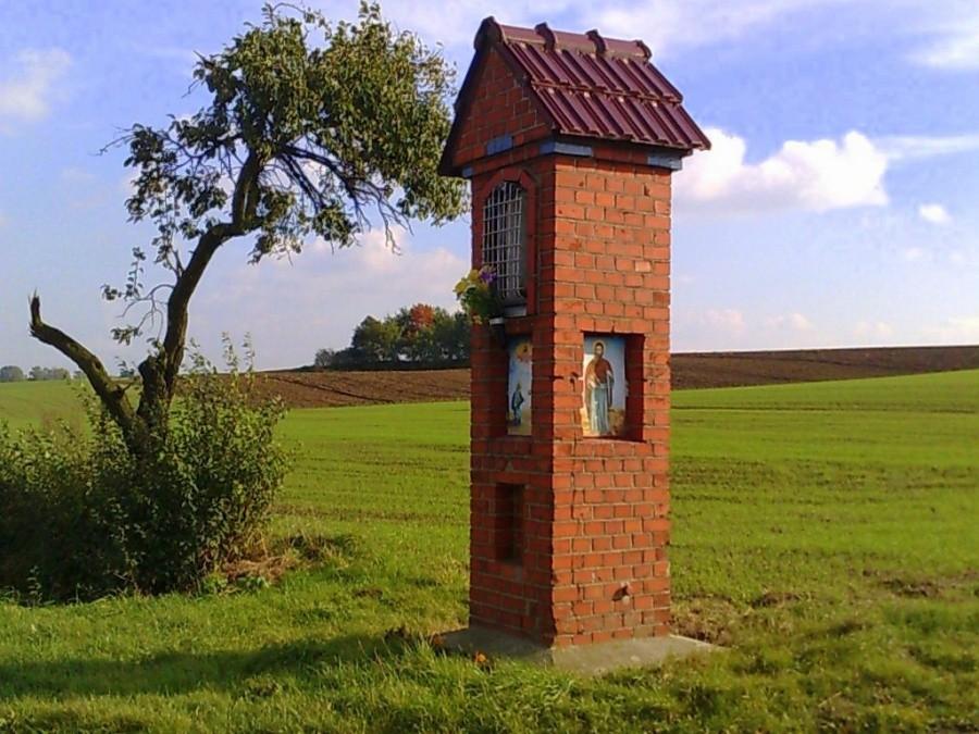 Kaplica między miejscowościami Bolesław , Borucin