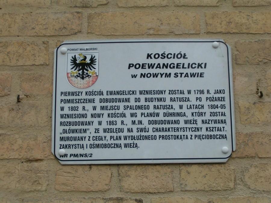 Kościół poewangelicki w Nowym Stawie. Tablica informacyjna.