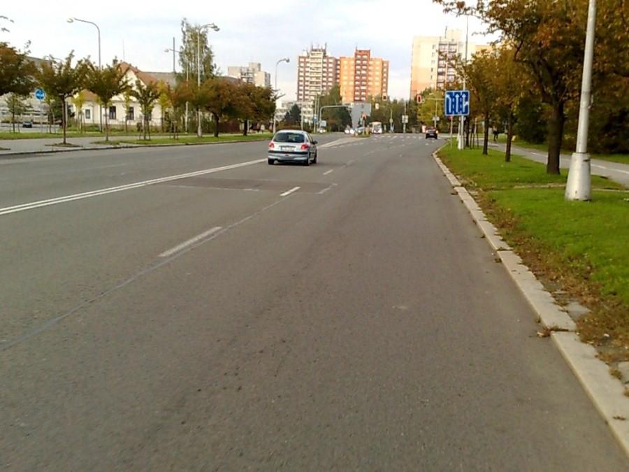 Przejazd przez Karvine , po obu stronach drogi, ścieżki rowerowe.
