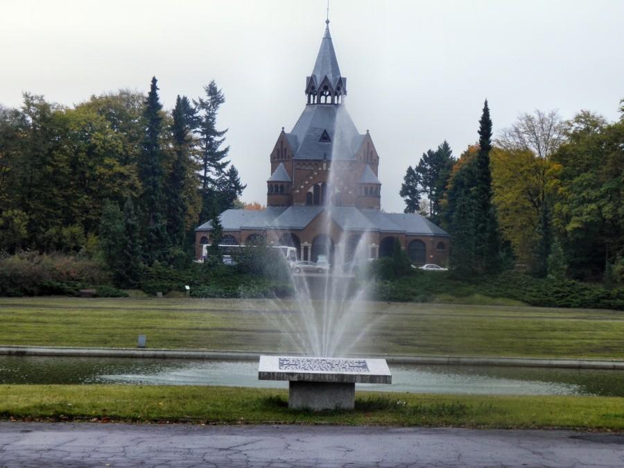 W pochmurny dzień na szczecińskim Cmentarzu Centralnym - w głębi kaplica.